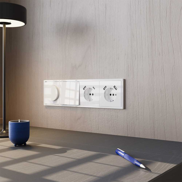 Розетка встраиваемая Voltum S70 с заземлением и защитными шторками, 16А, с USB, A+С, (белый глянцевы VLS040501