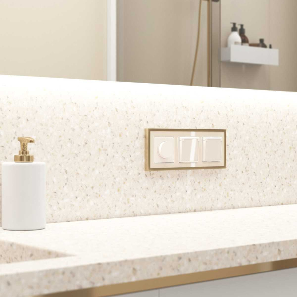 Розетка влагозащищенная с заземлением с защитной крышкой и шторками Werkel айвори акрил W1171243 4690389197109