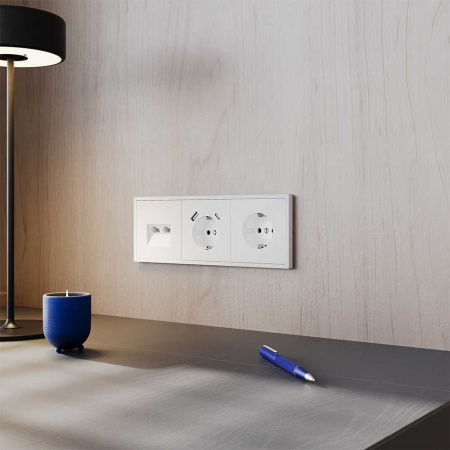 Розетка встраиваемая Voltum S70 с заземлением и защитными шторками, 16А, с USB, A+С, (белый матовый) VLS040502