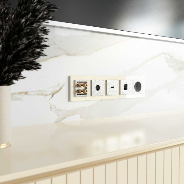 Розетка Werkel Hammer с заземлением и шторками серебряный W1271106 4690389162824