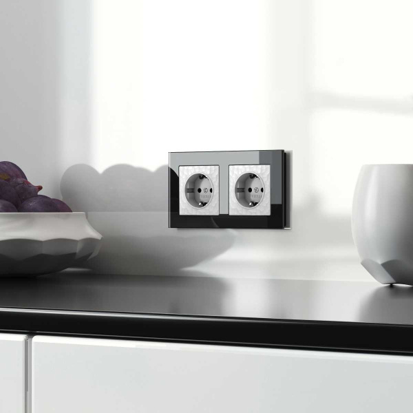 Розетка Werkel Hammer с заземлением и шторками белый W1271101 4690389162817