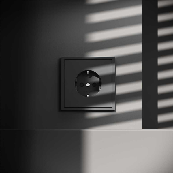 Розетка встраиваемая Voltum S70 с заземлением и защитными шторками, 16А, (графит) VLS040207