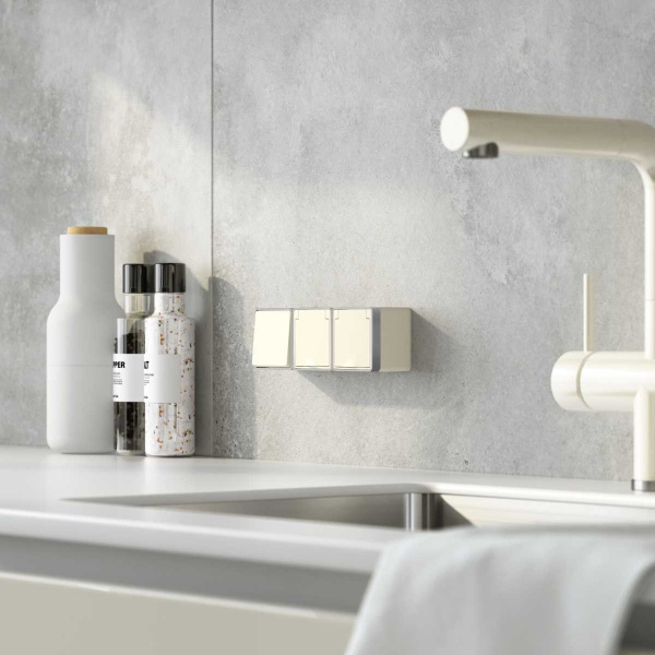 Розетка влагозащищенная с заземлением с защитной крышкой и шторками Werkel Gallant слоновая кость W5071203 4690389164590